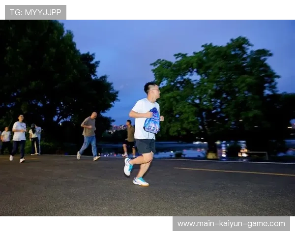 体育场馆夜间开放项目吸引市民夜跑与健身参与，体育馆夜跑图片